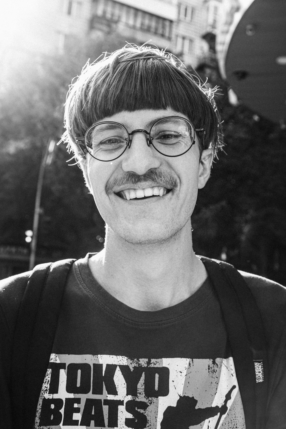 Foto in scala di grigi di uomo in camicia girocollo e occhiali da vista