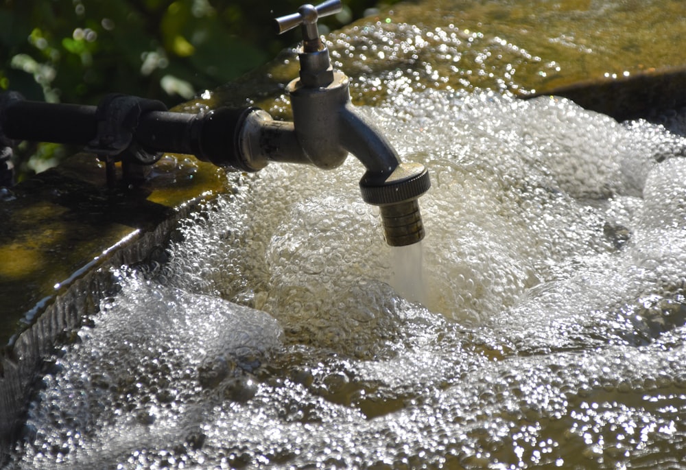 tubo dell'acqua nero e giallo