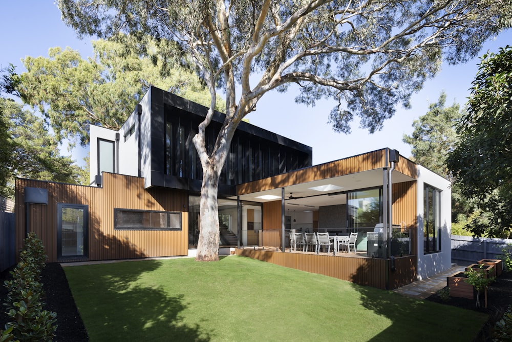 Maison en bois brun près d’arbres verts pendant la journée