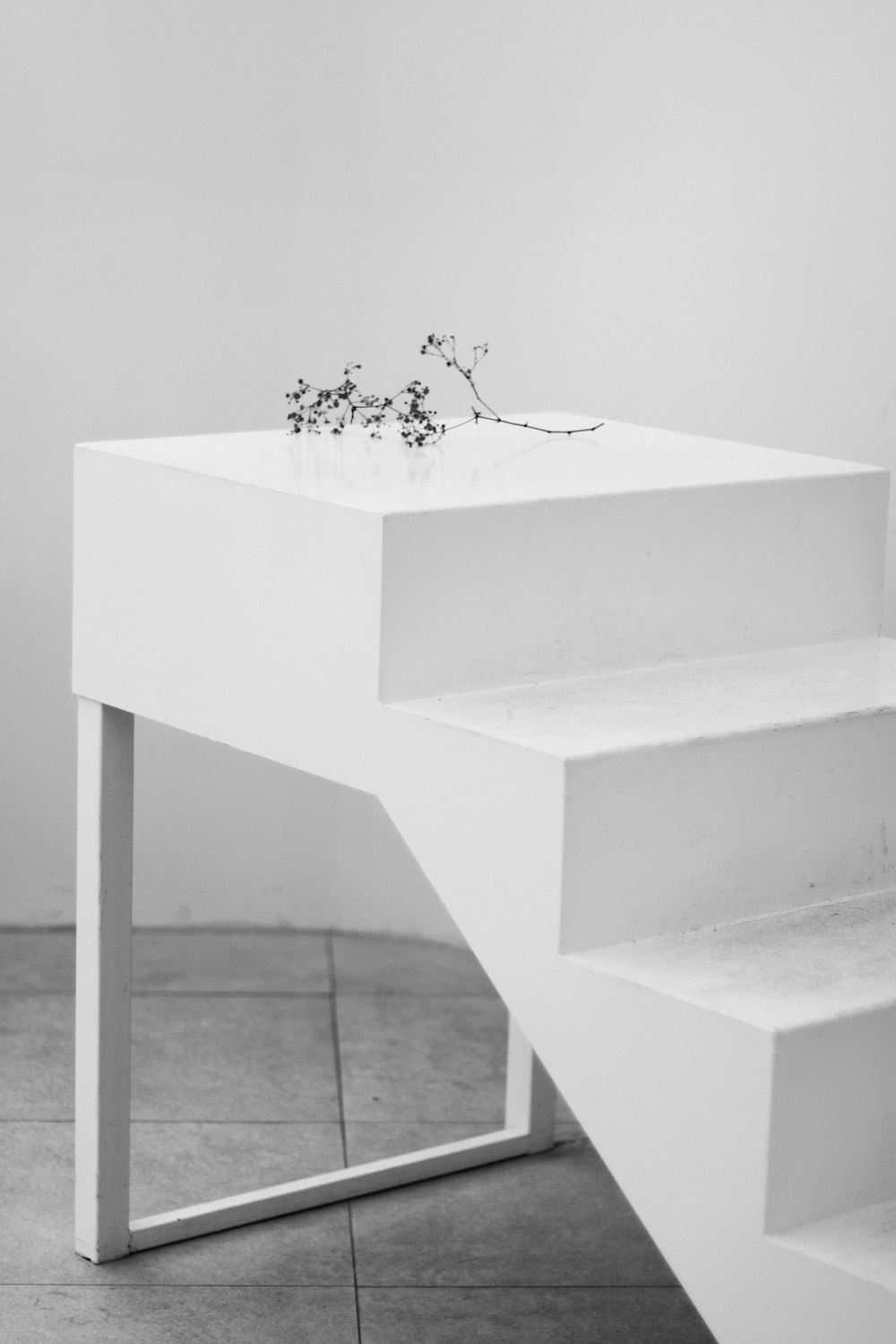 흰색 콘크리트 테이블에 흰 꽃