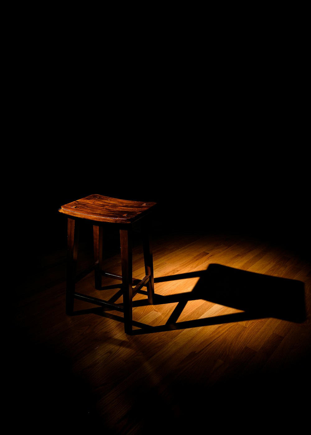 cadeira de madeira marrom no piso de madeira marrom