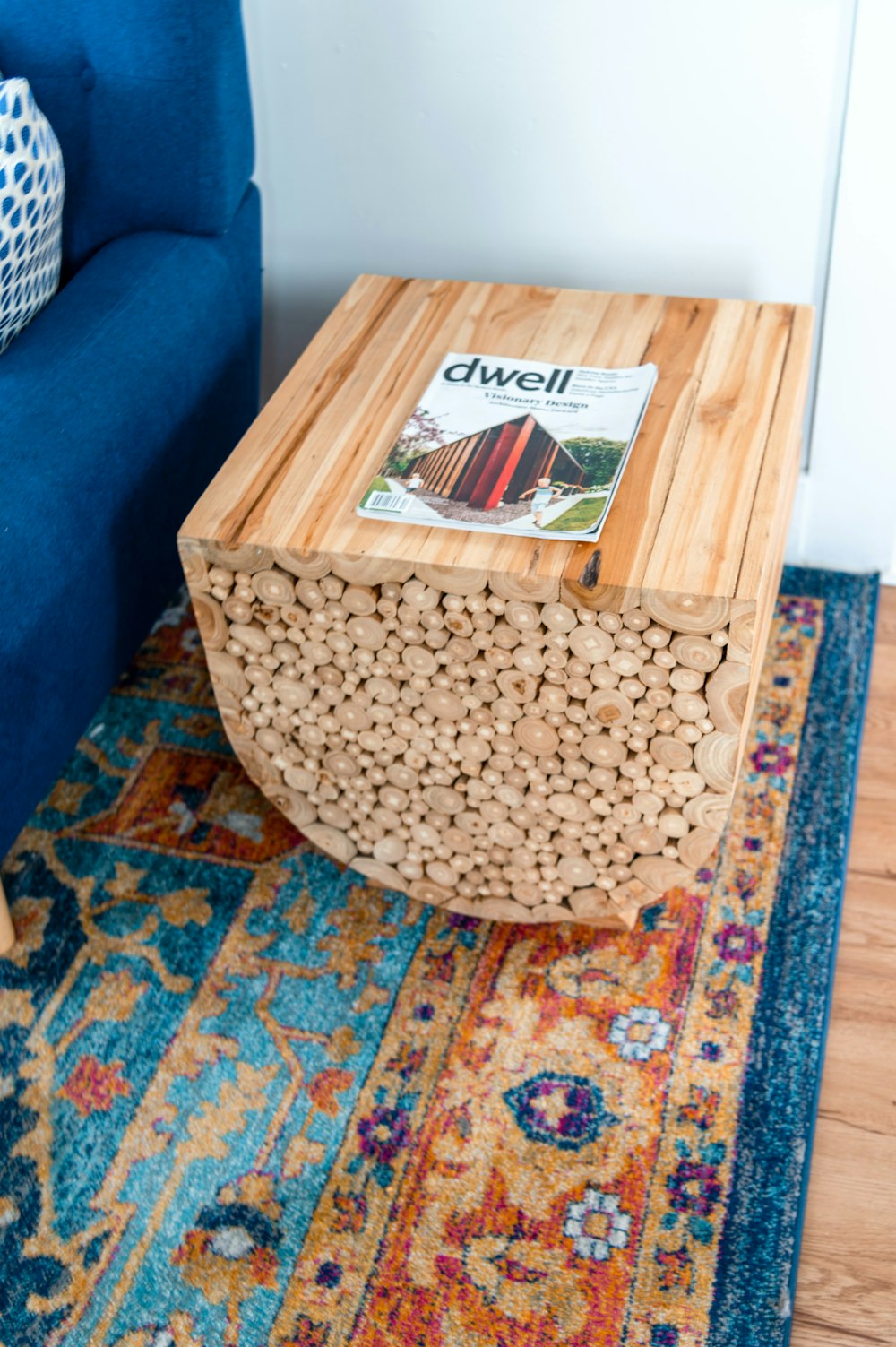 Braune Holzkiste auf braunem und blauem Blumenteppich