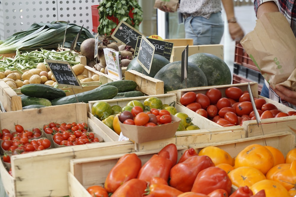 poivrons rouges et verts sur caisse en plastique blanc