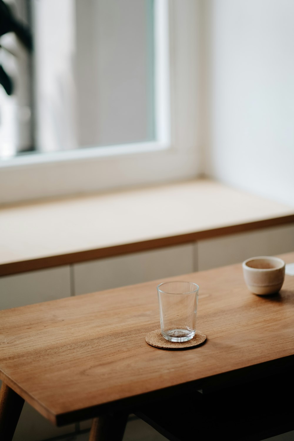 Vaso transparente sobre mesa de madera marrón