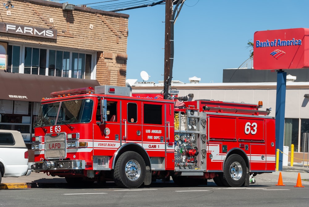 昼間、建物の近くに停車する赤と白の消防車
