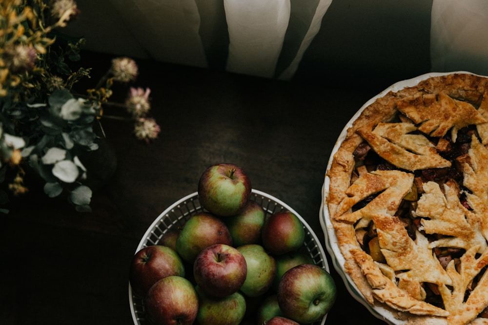 manzanas en cuenco de cerámica blanca