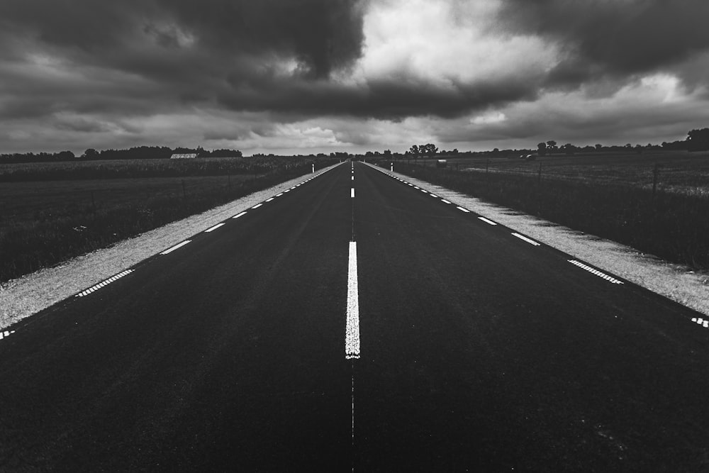Foto en escala de grises de una carretera vacía