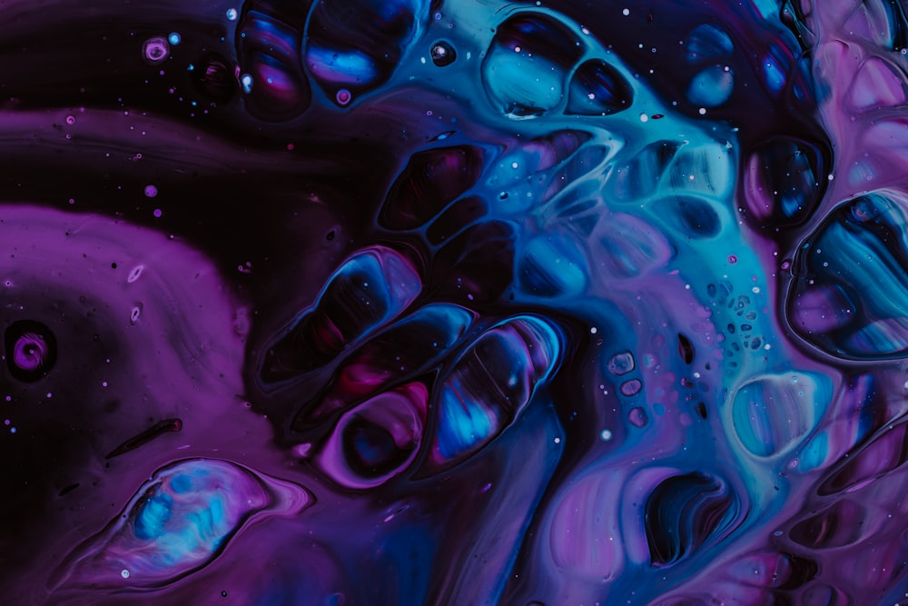 紫色の表面に水滴