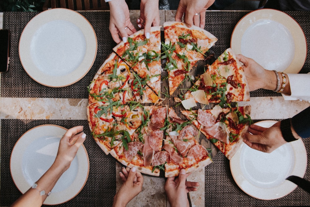 白い陶板のピザ