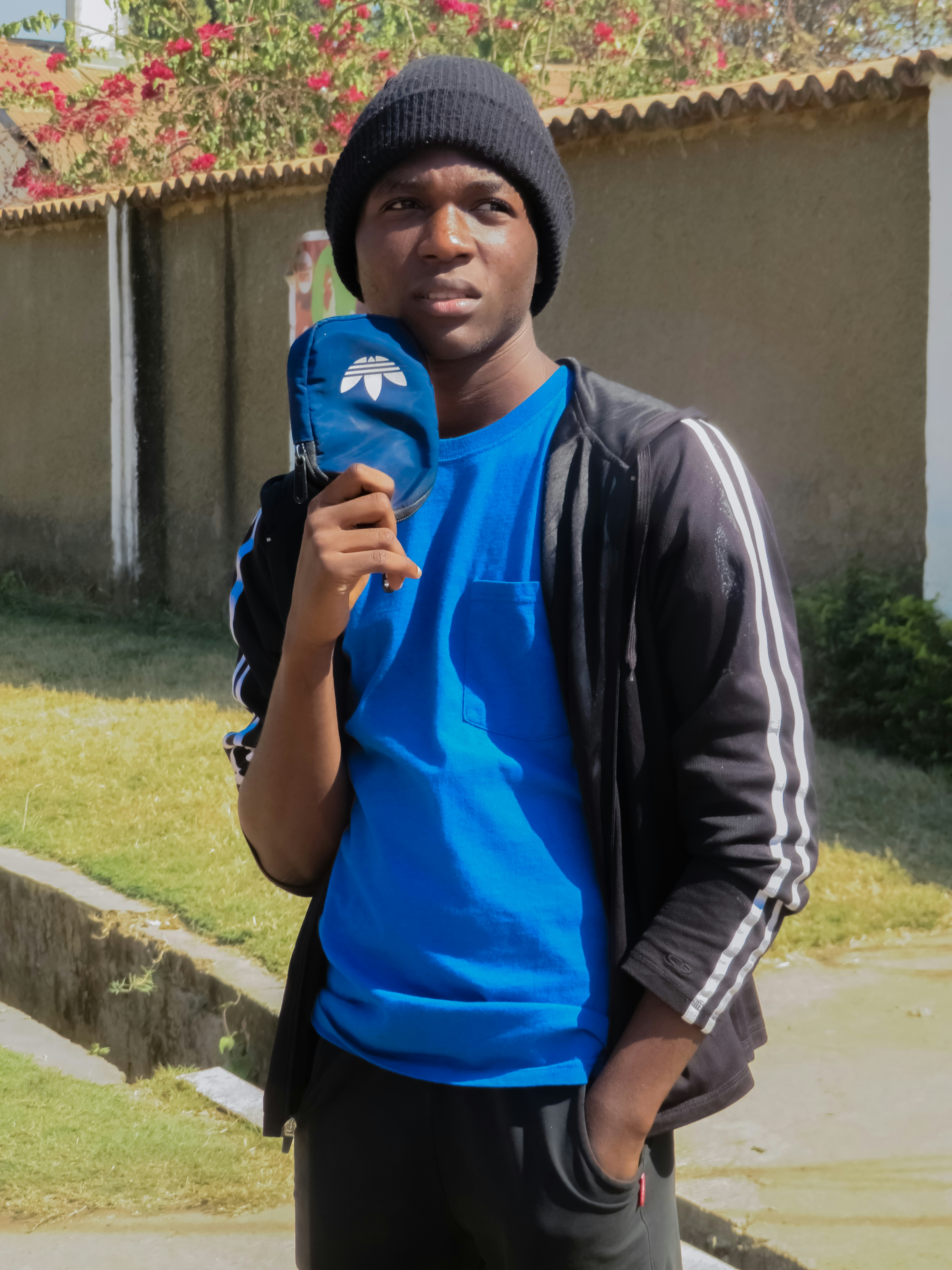 pria berjaket hitam dan kemeja biru