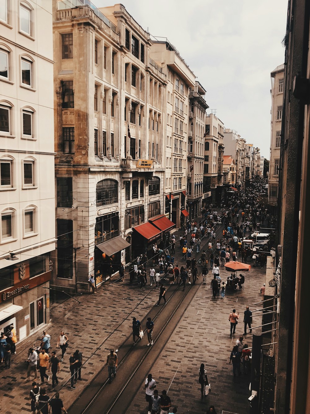 Personas que caminan por la calle durante el día