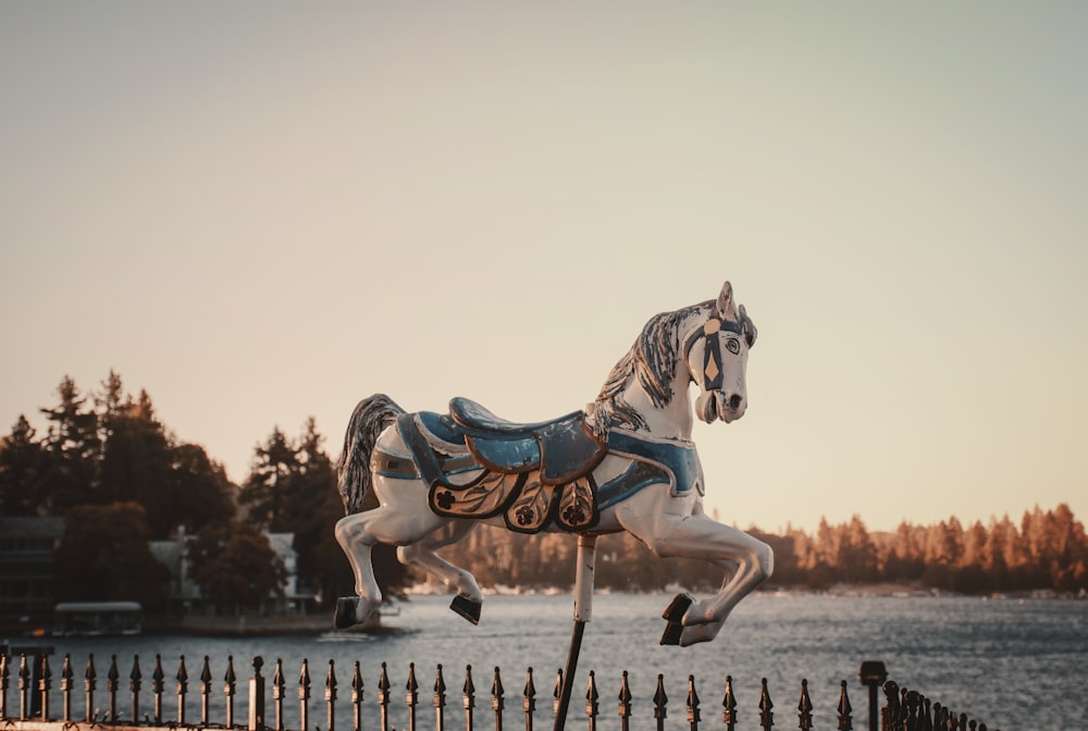 昼間は灰色の木製の桟橋に白い馬が乗っています