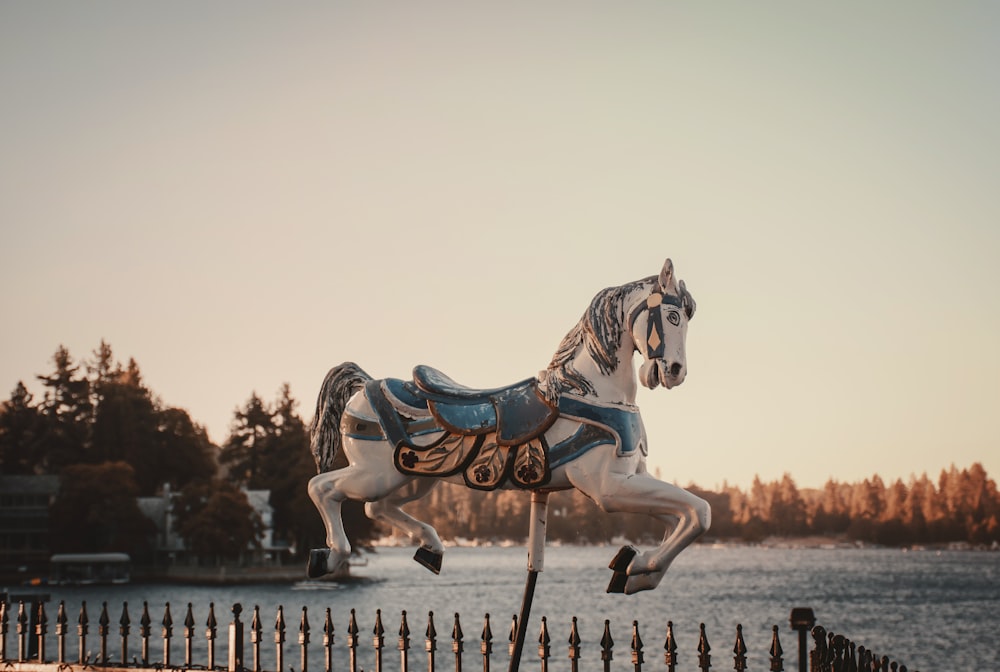 Caballo blanco en muelle de madera gris durante el día