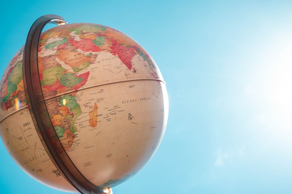 globe blanc et rouge sous le ciel bleu pendant la journée