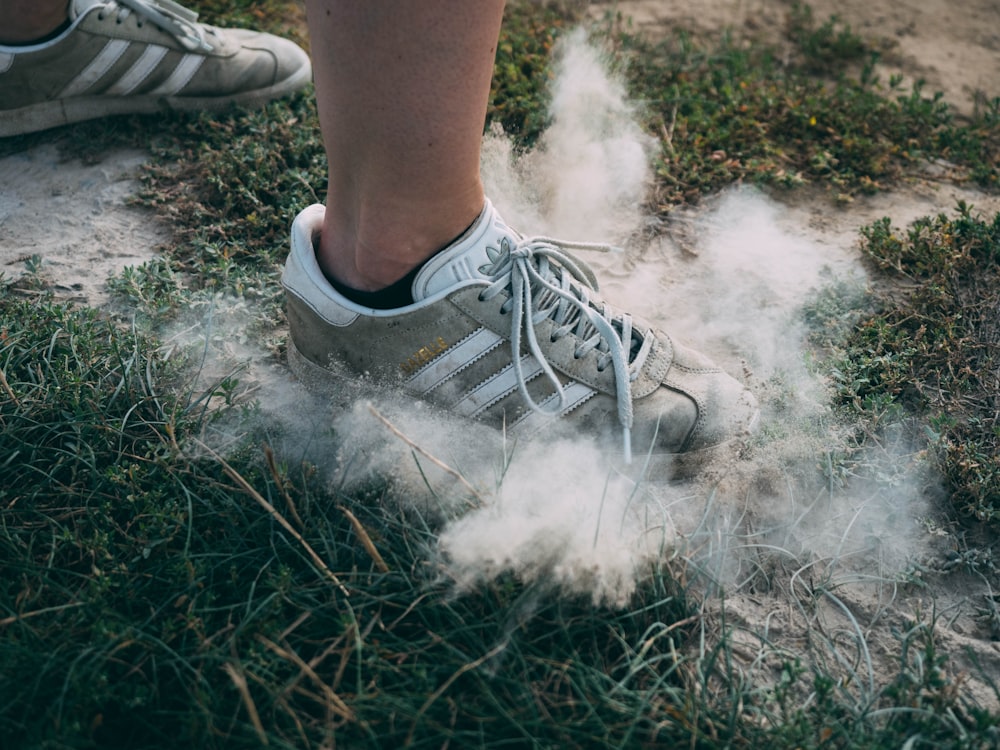 persona che indossa scarpe da ginnastica adidas grigie e nere foto – Grigio  Immagine gratuita su Unsplash