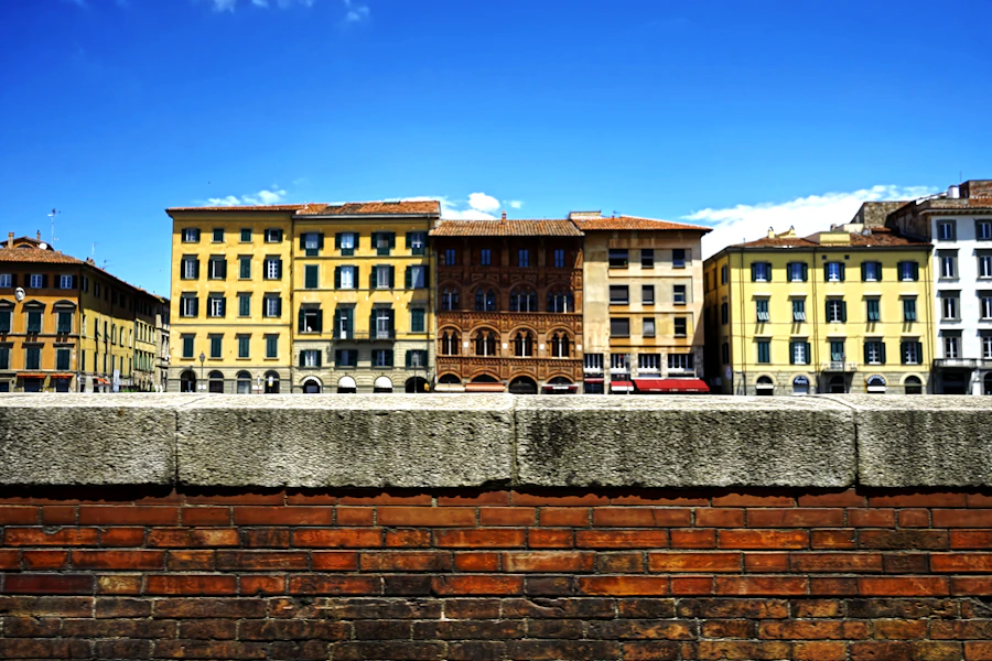 Palazzi storici italiani affacciati sul Lungarno, vista del fronte fiume di Pisa