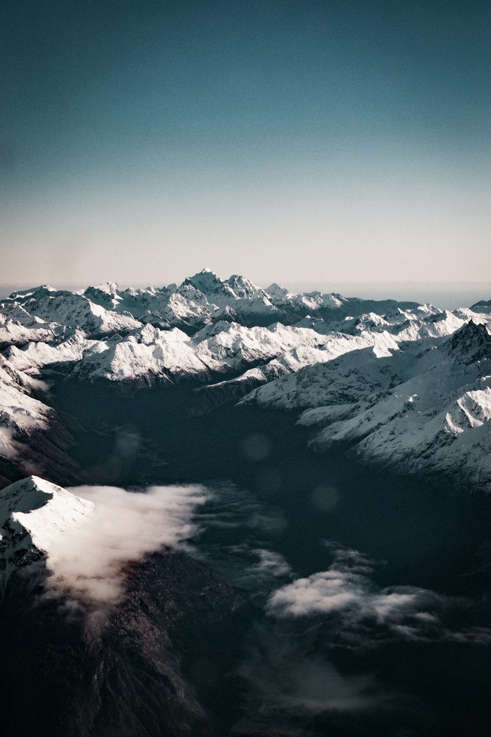 Schneebedeckte Berge tagsüber