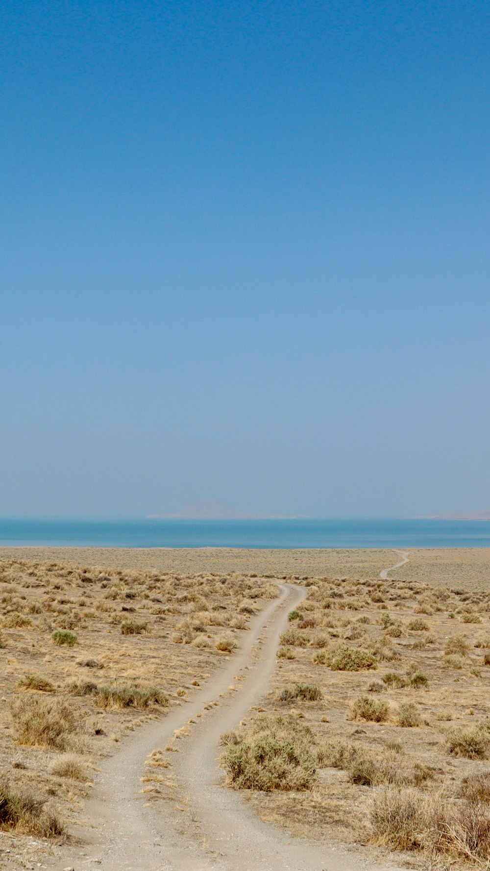 brauner Sand in der Nähe von Gewässern tagsüber