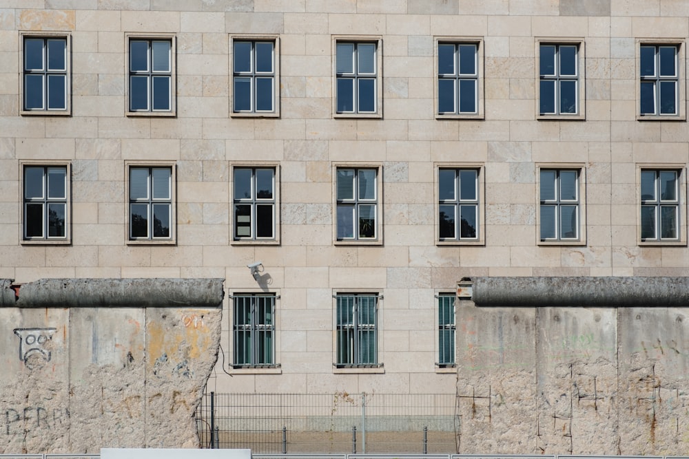 edificio in cemento marrone con finestra bianca