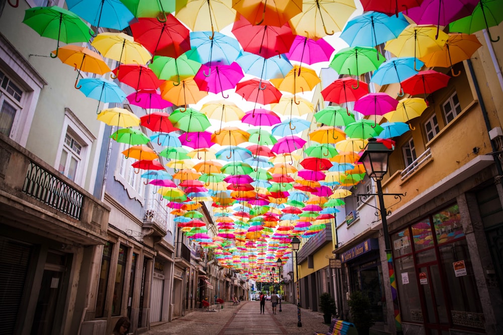 parapluie multicolore dans la rue pendant la journée