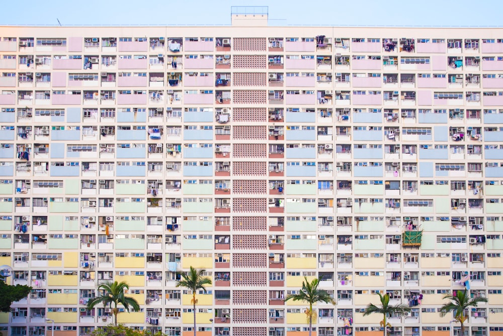 immeuble de grande hauteur en béton blanc