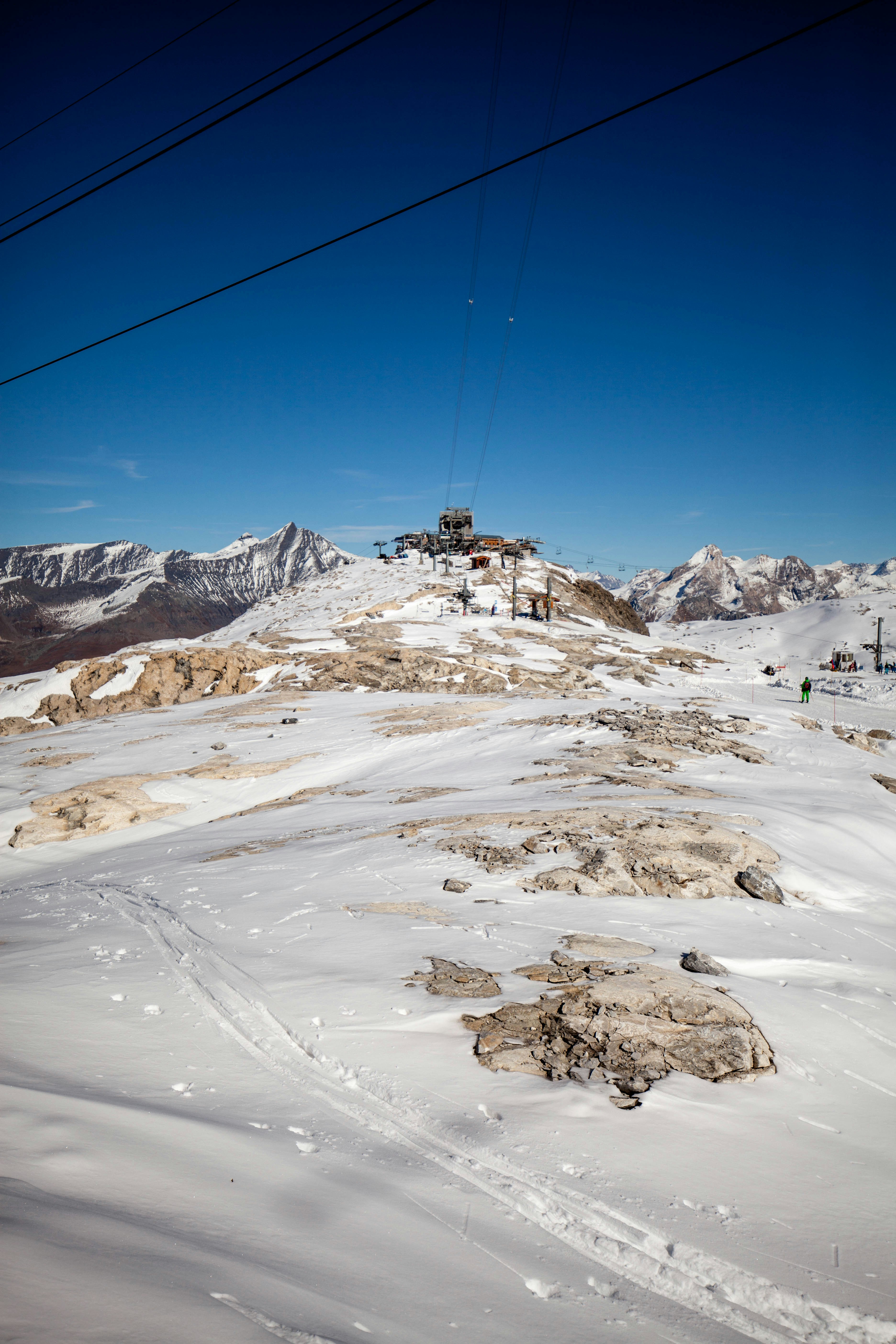 Seilbahnen über schneebedeckte Berge tagsüber