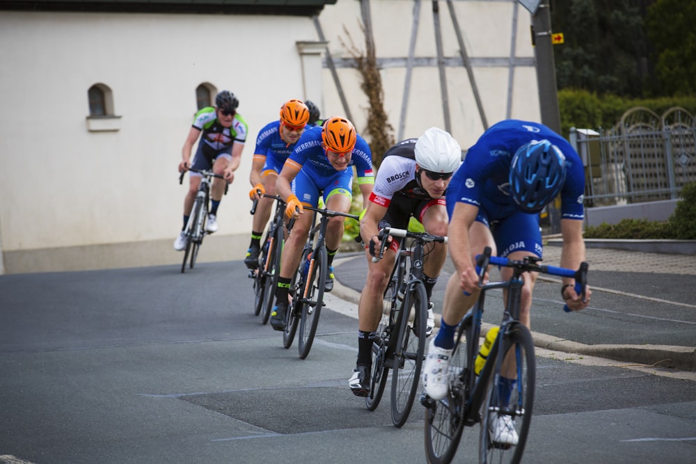 Menschen, die tagsüber mit dem Fahrrad fahren