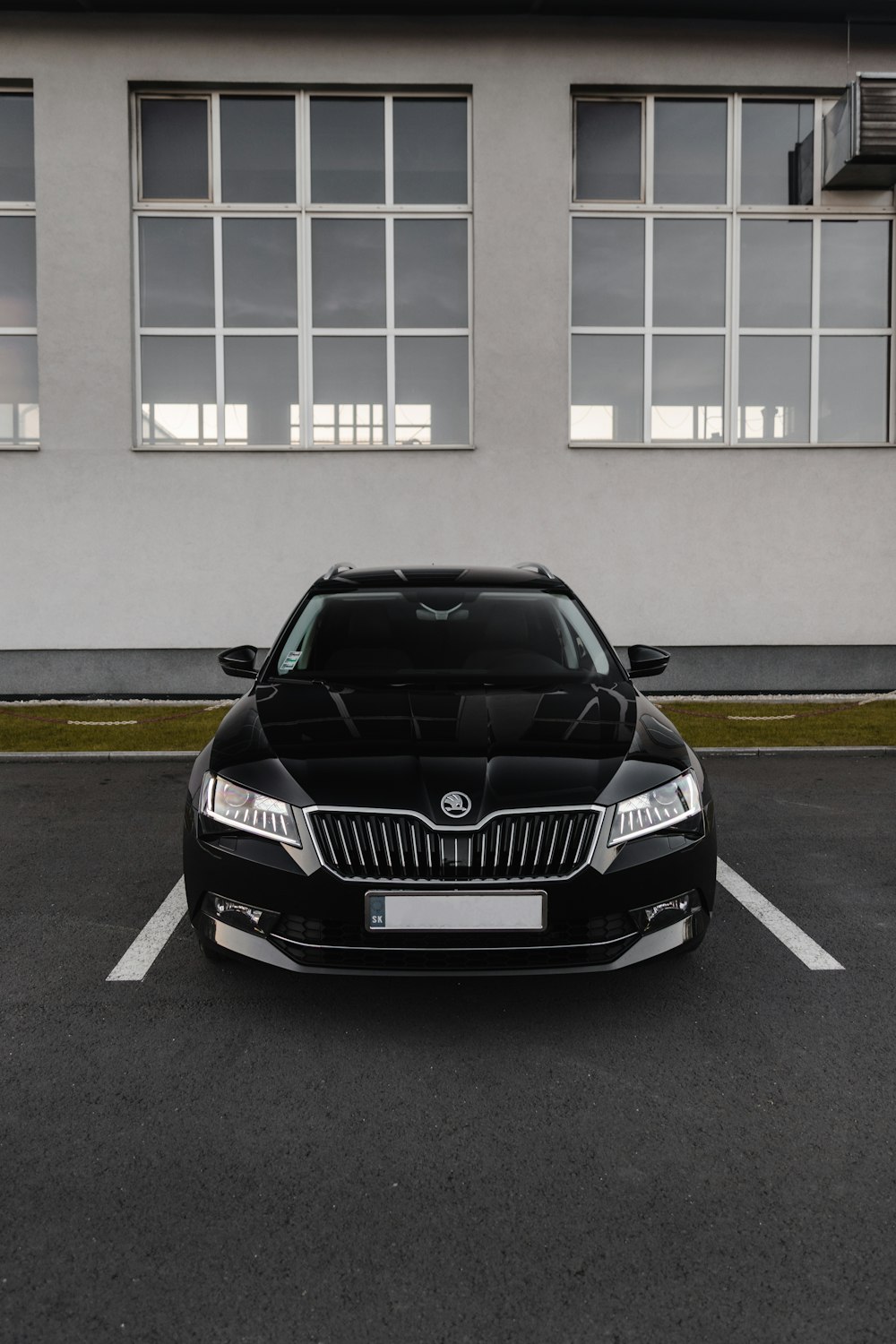 Schwarzes BMW-Auto auf Parkplatz geparkt