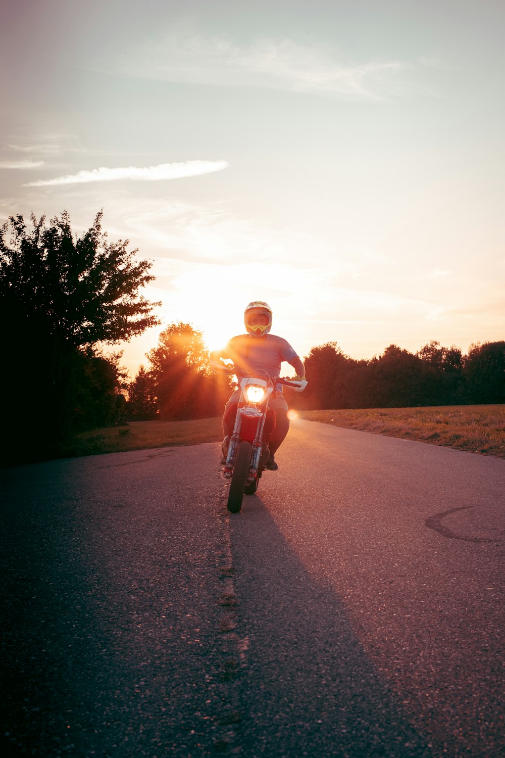 Mann im roten Hemd fährt tagsüber Motorrad auf der Straße