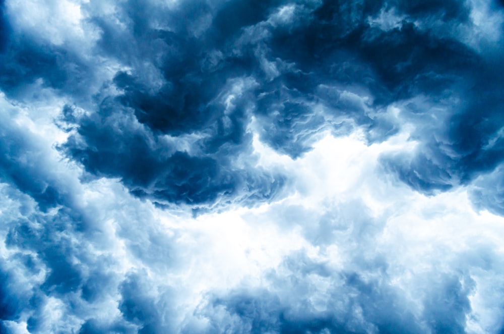 nubes blancas y cielo azul