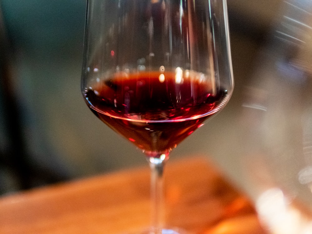 澄んだワイングラスと赤ワイン