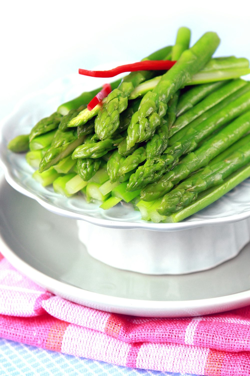 haricots verts sur plaque de céramique blanche