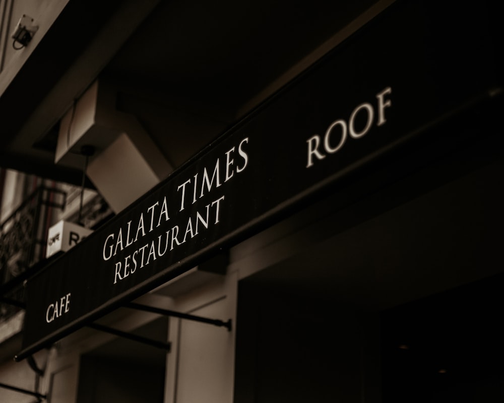 Una foto en blanco y negro de un letrero de restaurante