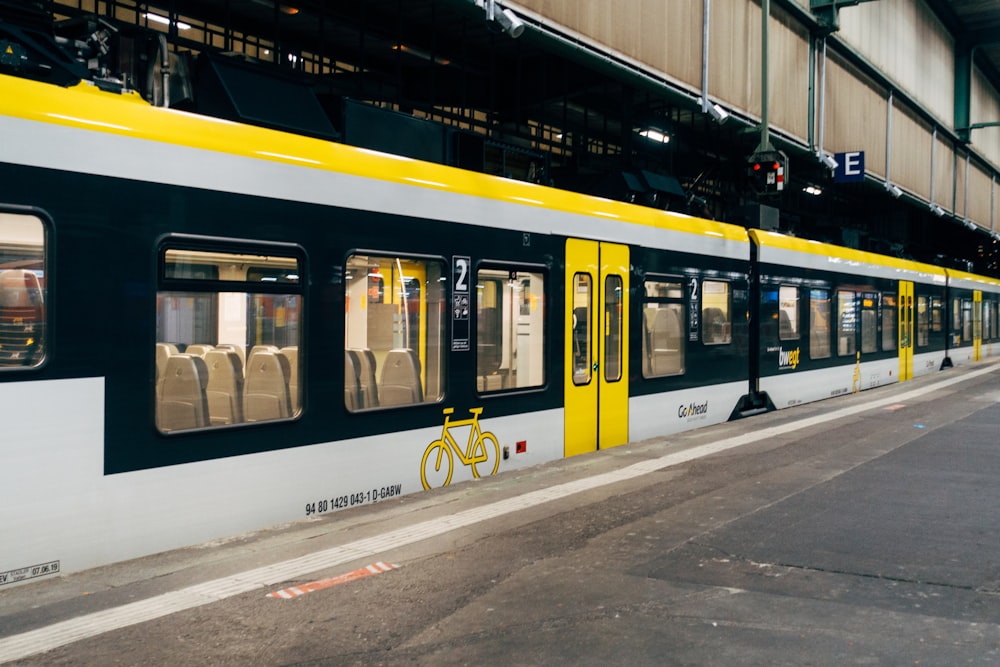Train blanc et jaune sur la gare