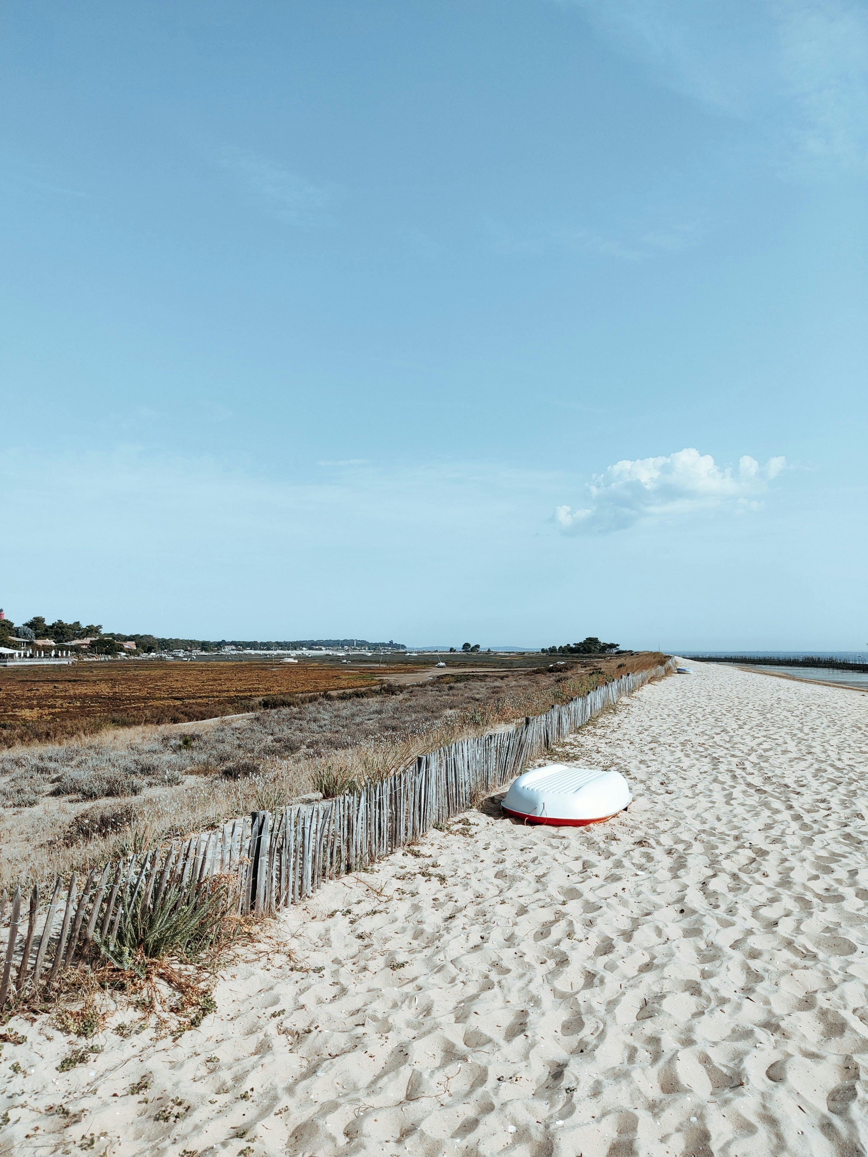 valla de madera marrón en la orilla de la playa durante el día