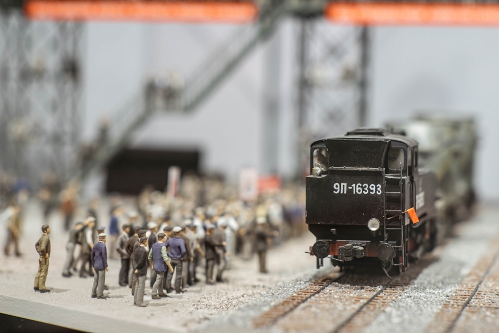 Menschen, die tagsüber auf dem Bahnhof stehen