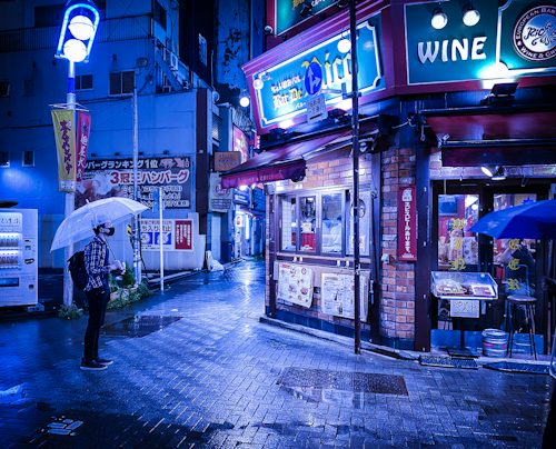 夜の池袋の街並み