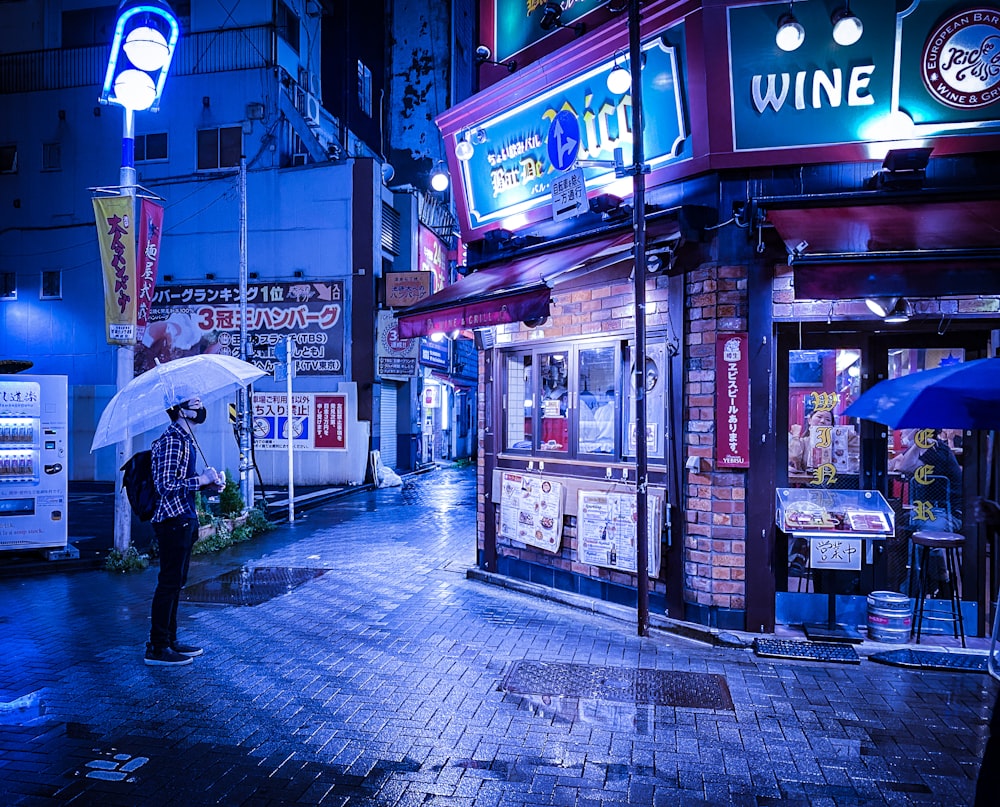 夜間に歩道を歩く人々