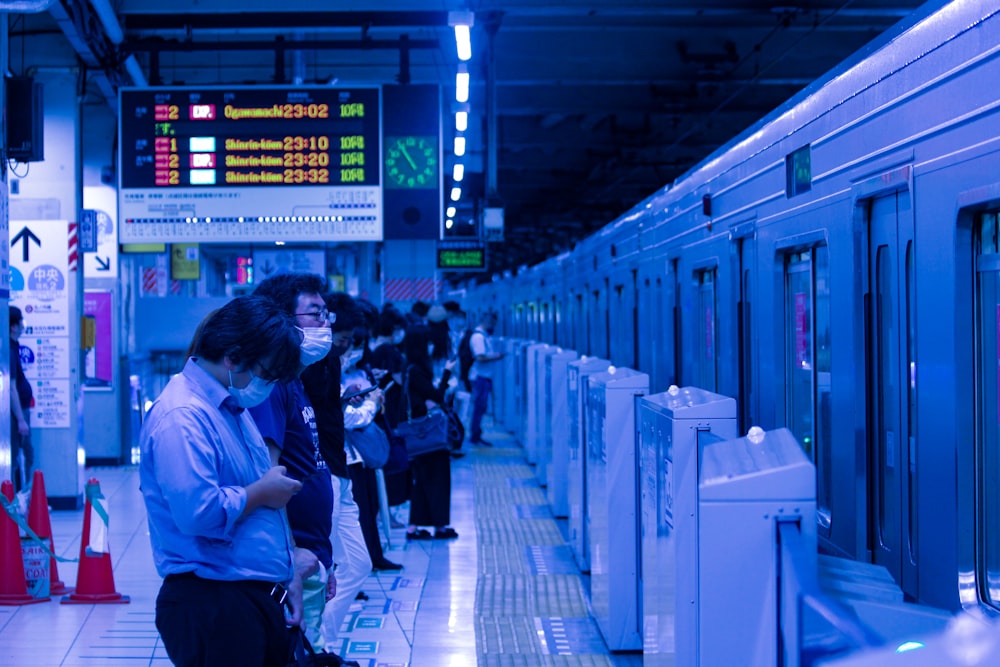 Personas caminando en la estación de tren durante el día