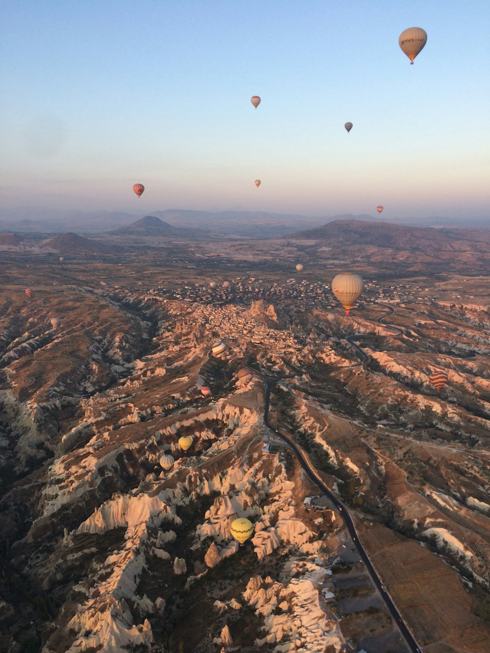 Heißluftballons, die tagsüber über die Berge fliegen