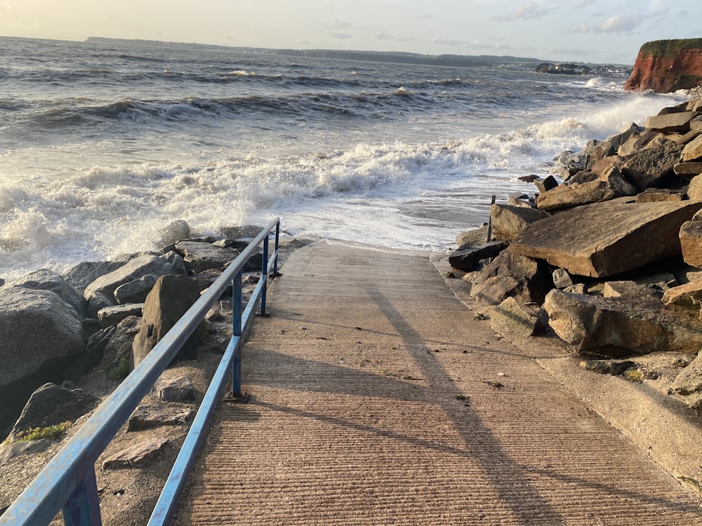 molo di legno marrone sul mare durante il giorno