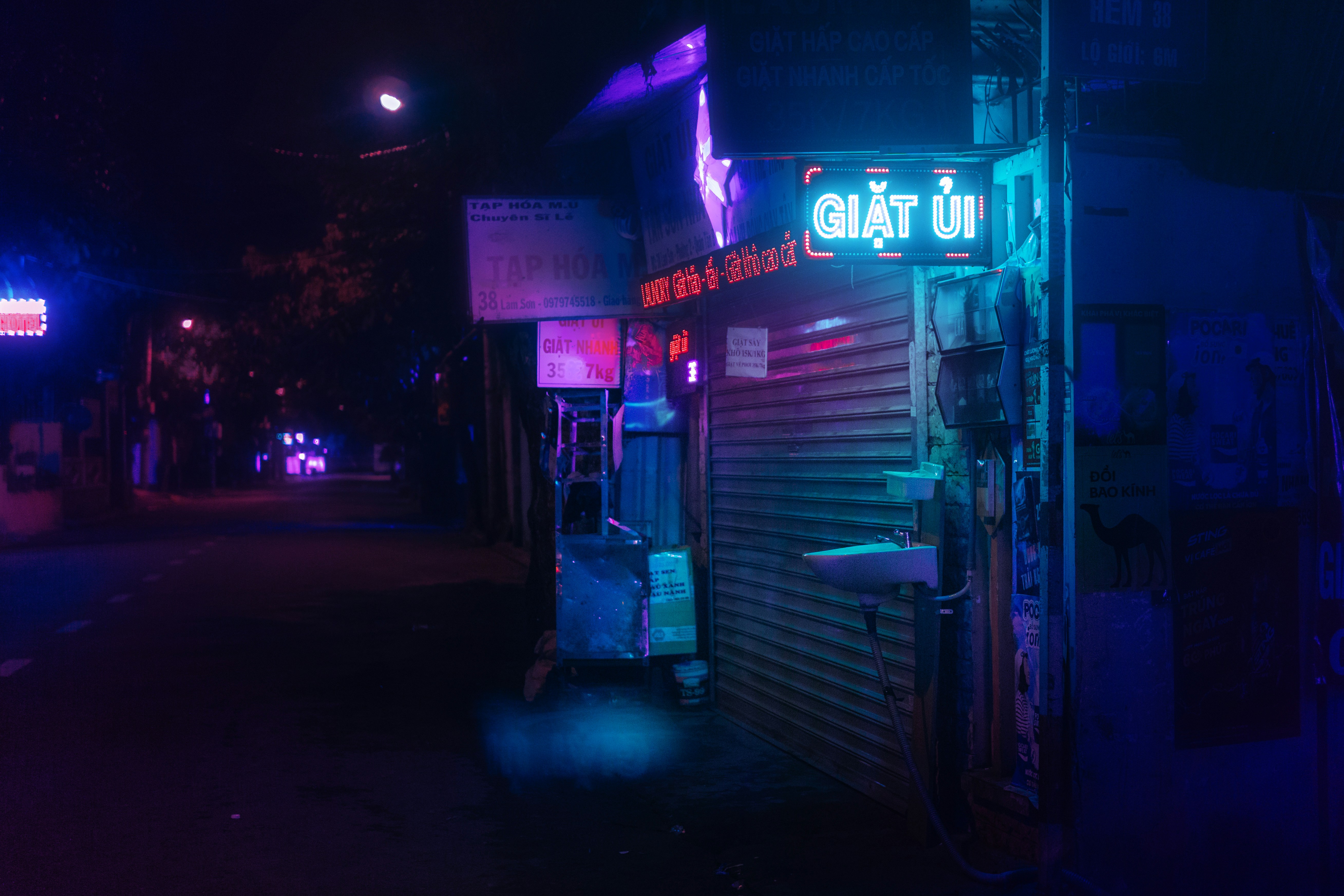 赤と白のUNKsコーヒーショップ