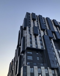 A completed commercial building highlighting the quality of Desarrolladora Farar's work.