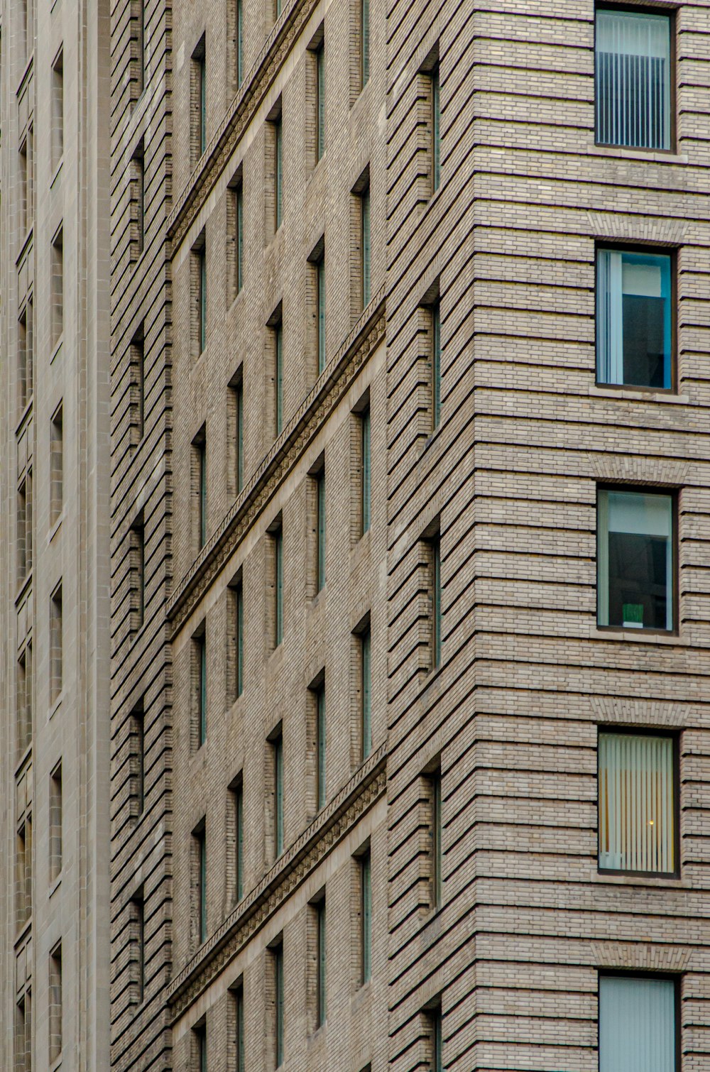 Edificio de hormigón marrón durante el día