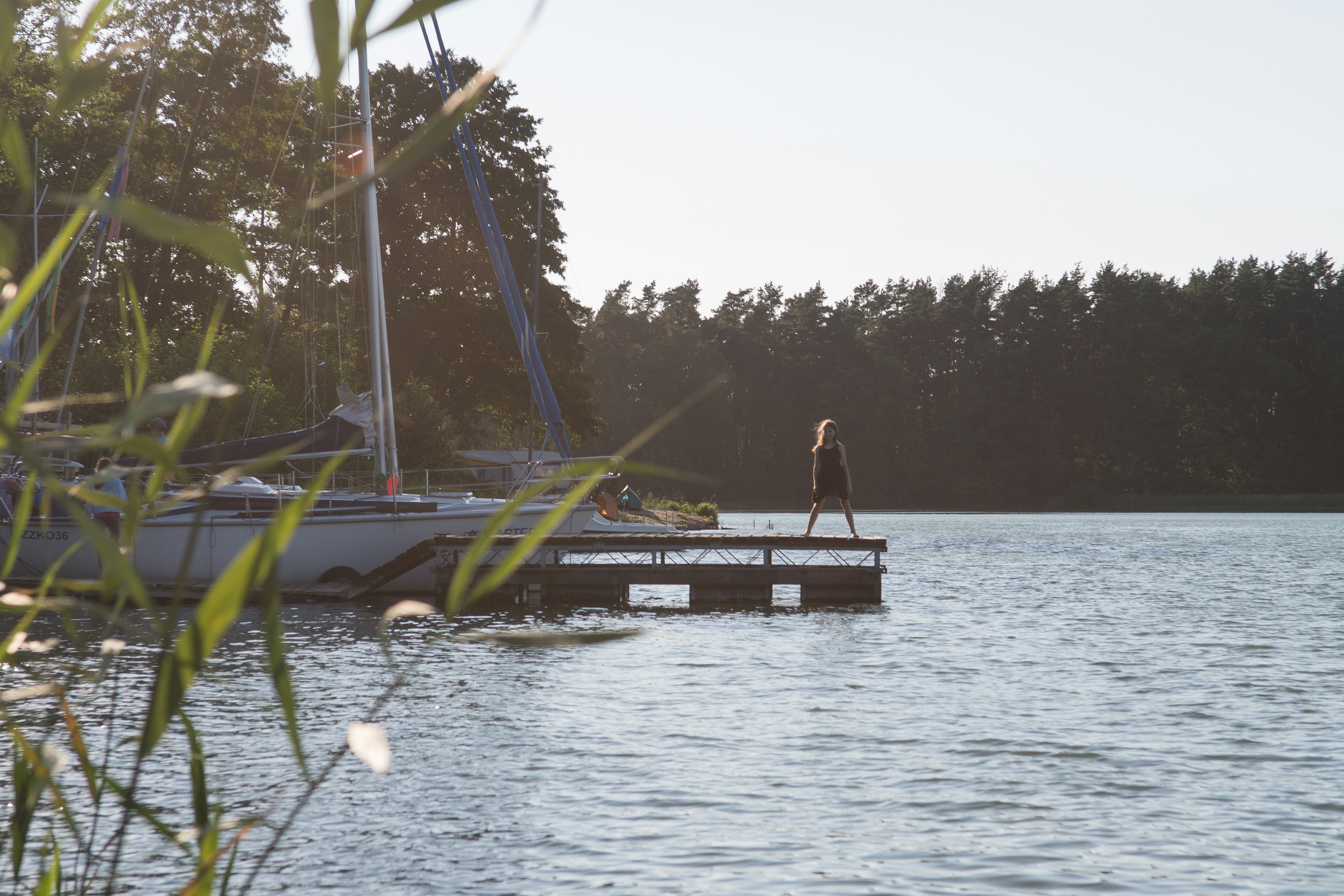 Bote de pesca al amanecer sobre lago en calma