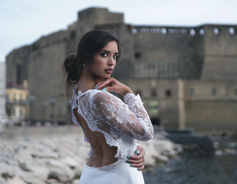 Mujer hermosa en vestido blanco con flores
