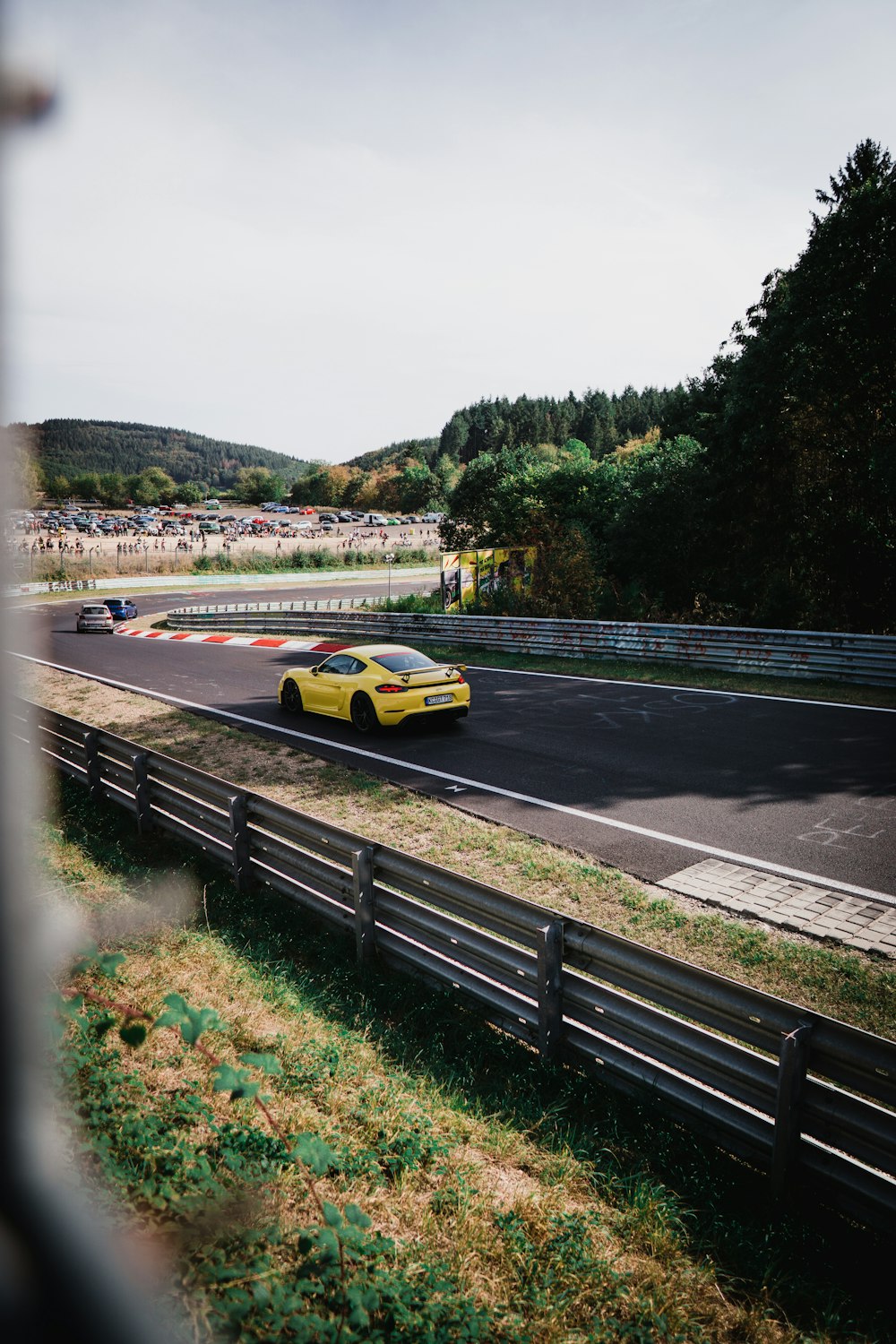 Gelbes und schwarzes Lamborghini-Auto tagsüber unterwegs