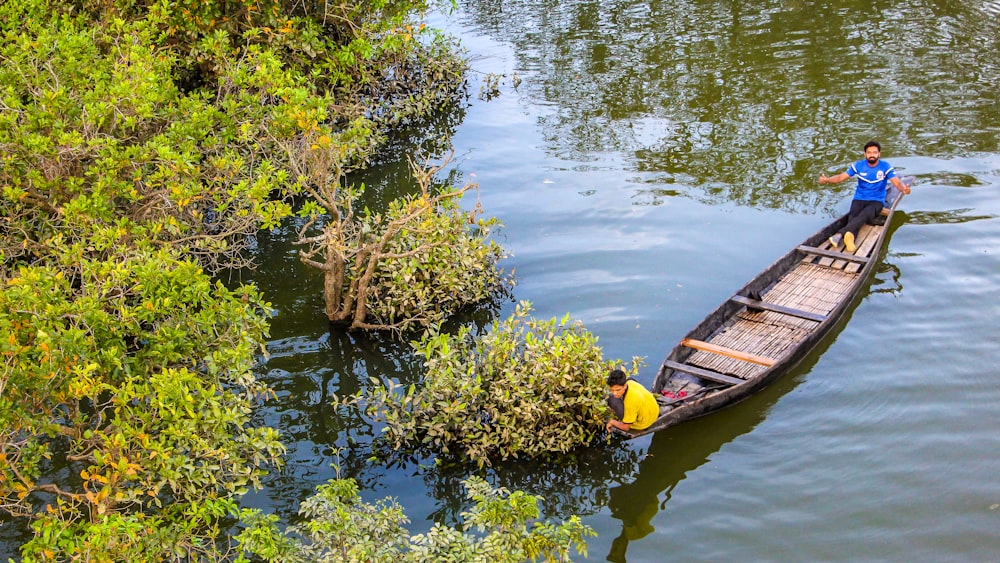 braunes Holzboot tagsüber auf dem Fluss