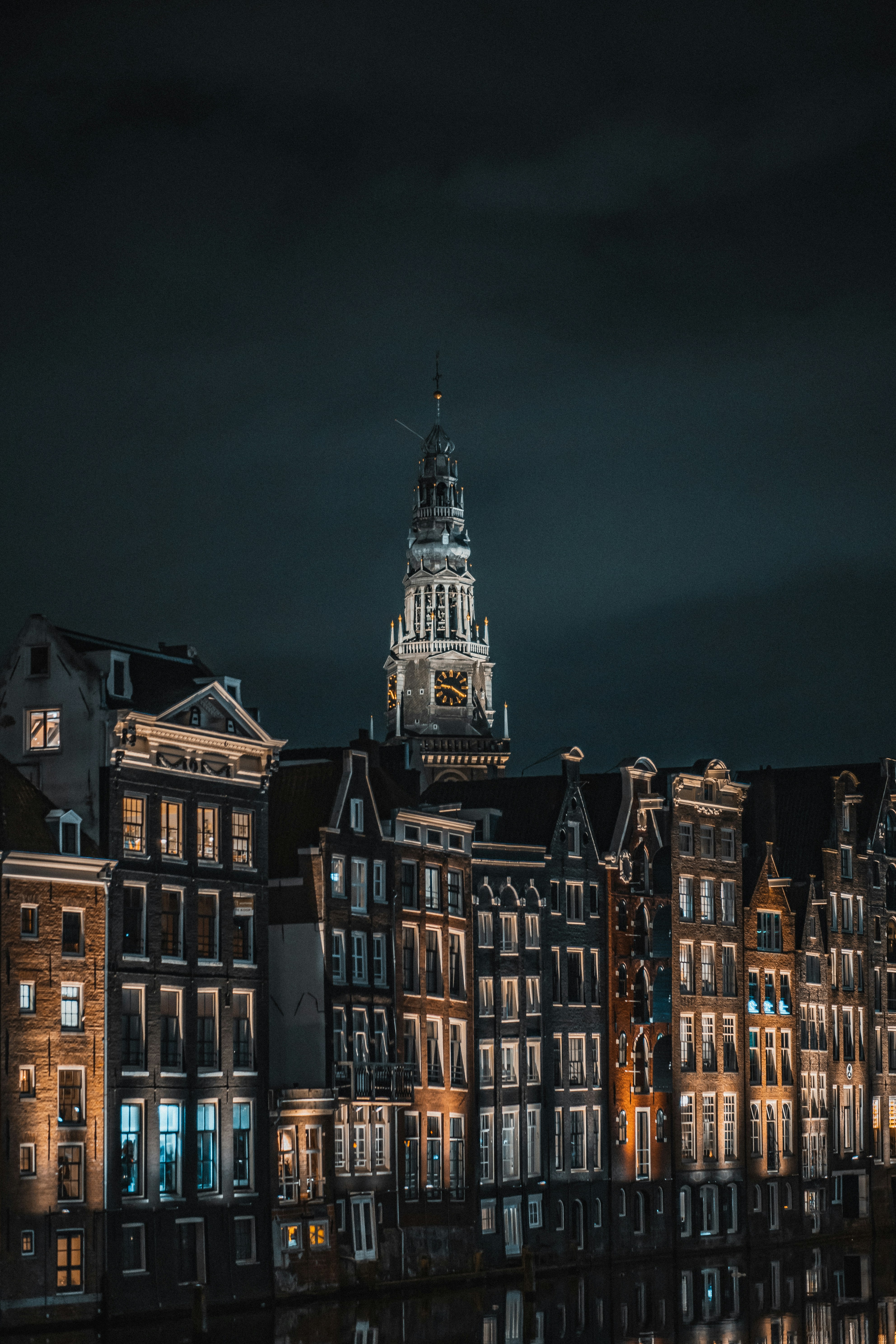 夜間の茶色と白のコンクリートの建物