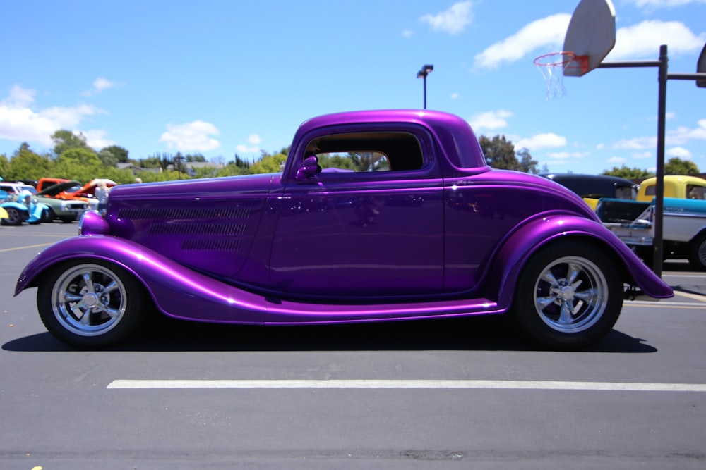 Camionnette Chevrolet Crew Cab violette sur la route pendant la journée